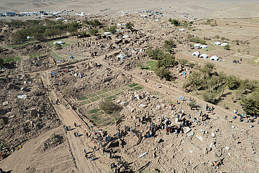 Sicht auf zerstörtes Gebiet in Afghanistan nach dem Erdbeben 2023