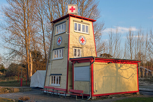 DRK-Wasserwacht-Turm mit Container