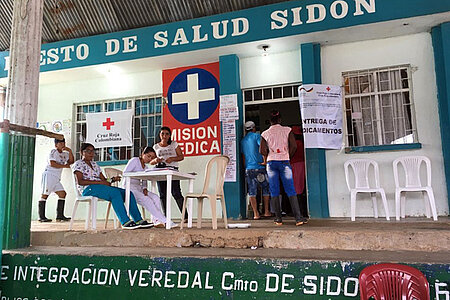 Foto: Wartebereich vor einer mobilen Klinik in Kolumbien