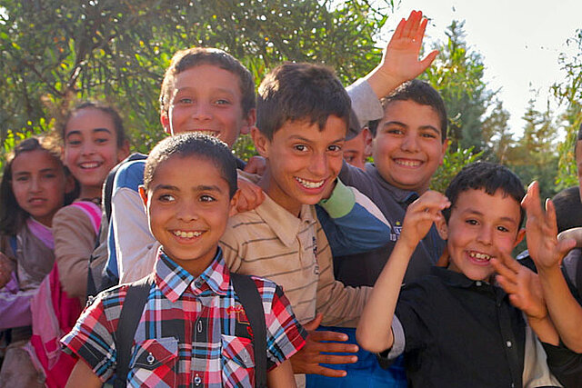 Foto: lachende Kindergruppe in Marokko