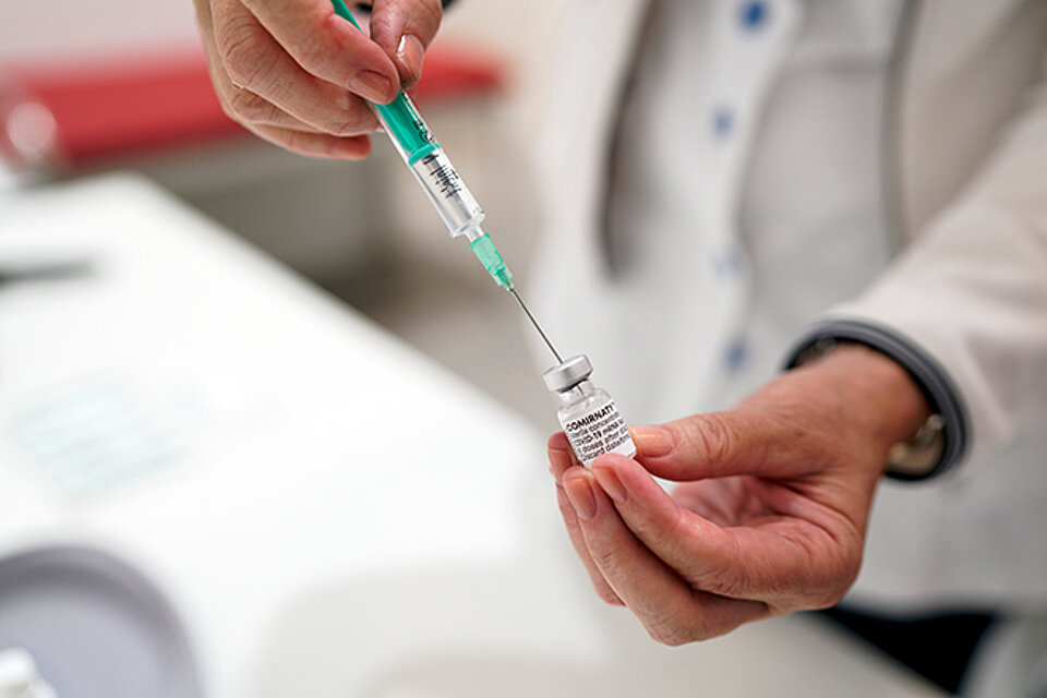 Medizinische Fachkraft zieht COVID-19-Impfung auf