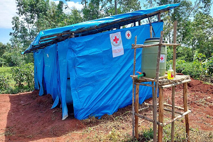 Latrine mit Wänden und Dach aus blauer Plane