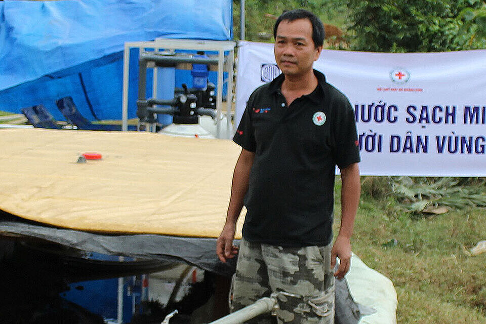 Vietnamesen mit einer Wasserpumpe