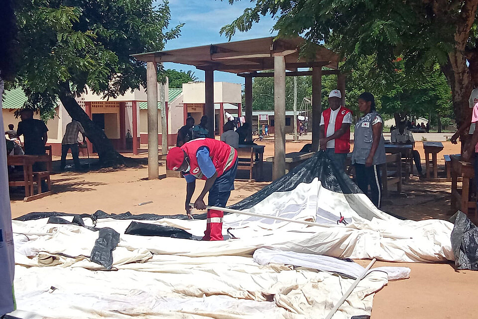 Menschen mit unaufgebautem Zelt