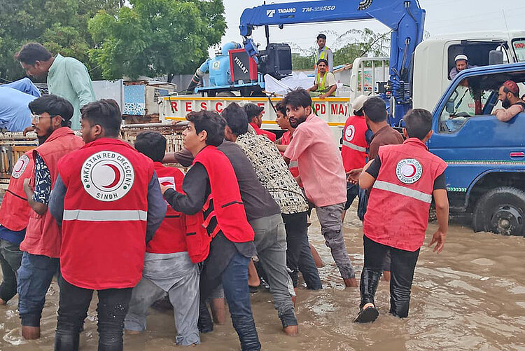Helfer des Pakistanischer Roter Halbmonds im Einsatz 