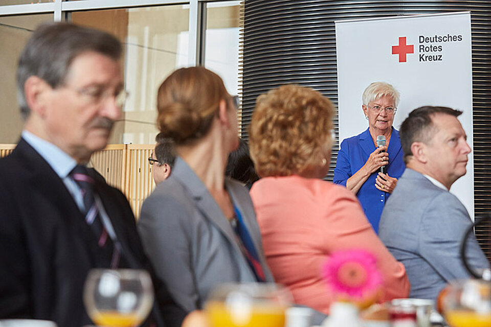 Gerda Hasselfeldt hält eine Rede