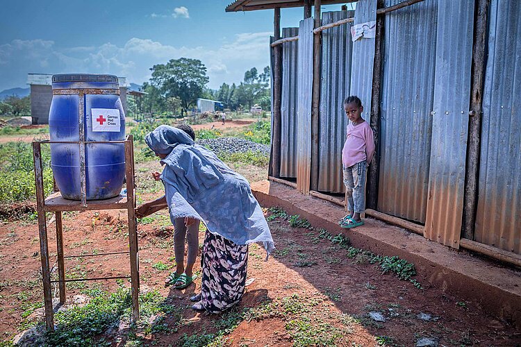 Frauen waschen Hände vor Latrinen