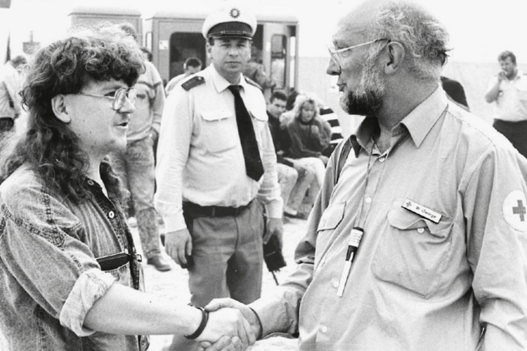 Wolfgang George im Gespräch mit jungem Mann