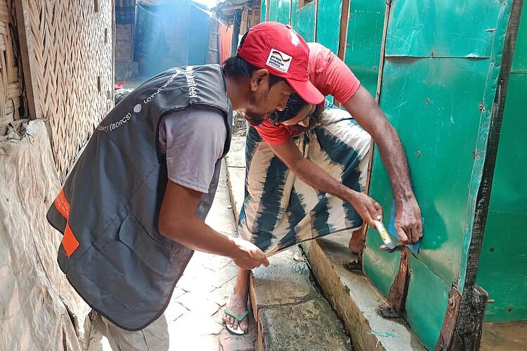 Zwei Männer reparieren Gebäudekonstruktion
