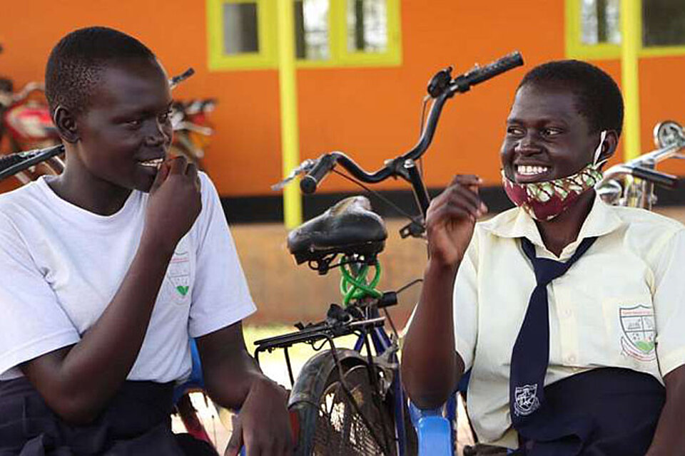 Zwei ugandische Schülerinnen lachen gemeinsam
