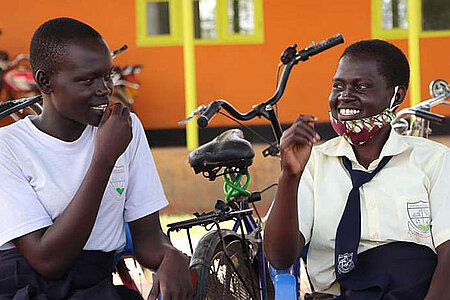 Zwei ugandische Schülerinnen lachen gemeinsam