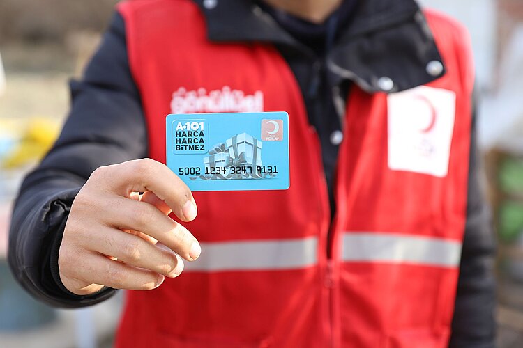 Eine spezielle Kreditkarte des Türkischen Roten Halbmonds für unkomplizierte und unbürokratische Geldhilfen.