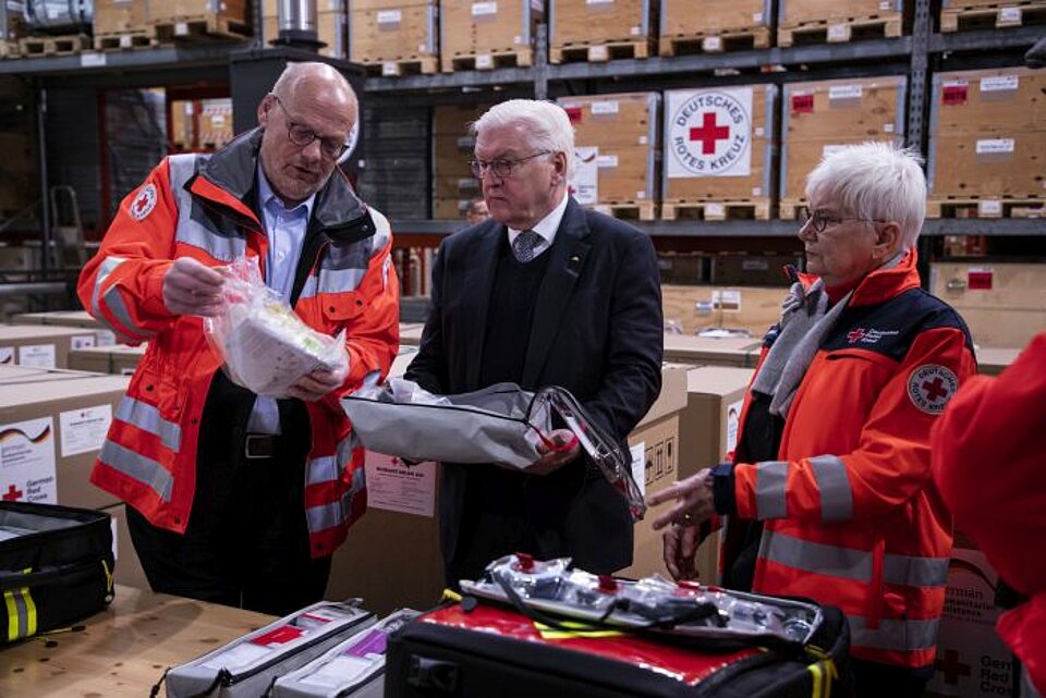 Besuch des Bundespräsidenten im DRK-Logistikzentrum Schönefeld