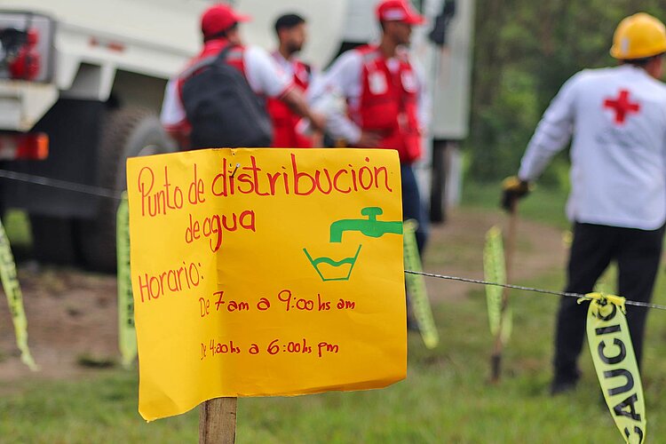 Schild (auf Spanisch) mit Zeiten der Wasserverteilung