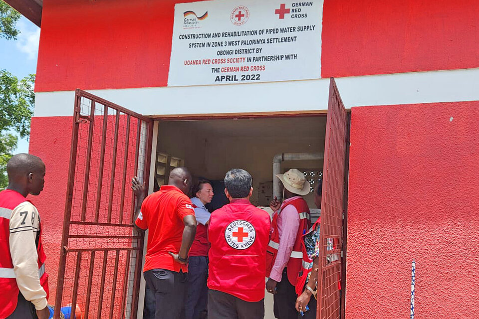 Rotkreuzteam bei der Begutachtung eines Generatorraums in Uganda 