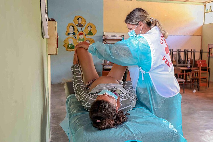 Gynäkologin untersucht schwangere Frau