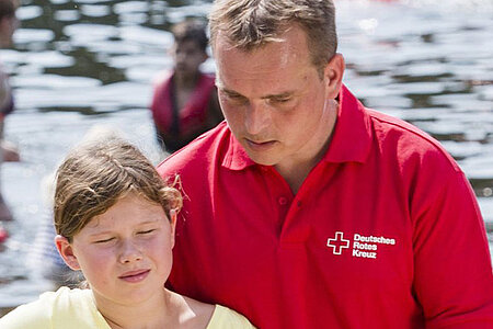 Kind und DRK-Helfer