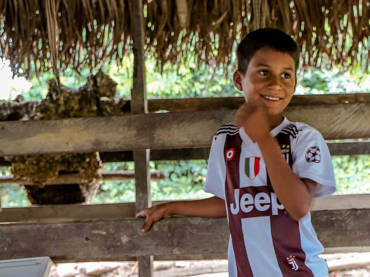 Lachender venezolanischer Junge