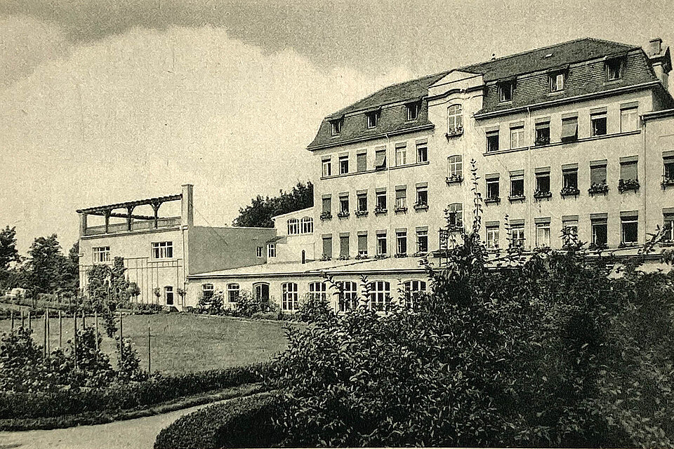 historische Postkarte mit Kurgebäude und Park