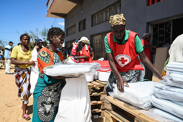 Spenden-finanzierte Hilfsgüterverteilung nach Katastrophe in Mosambik