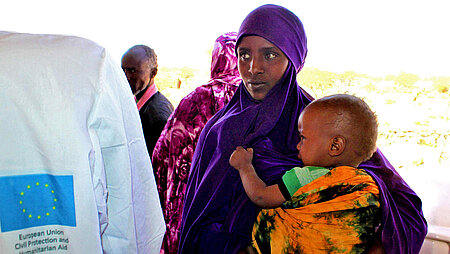Somalische Mutter mit Kleinkind im Arm