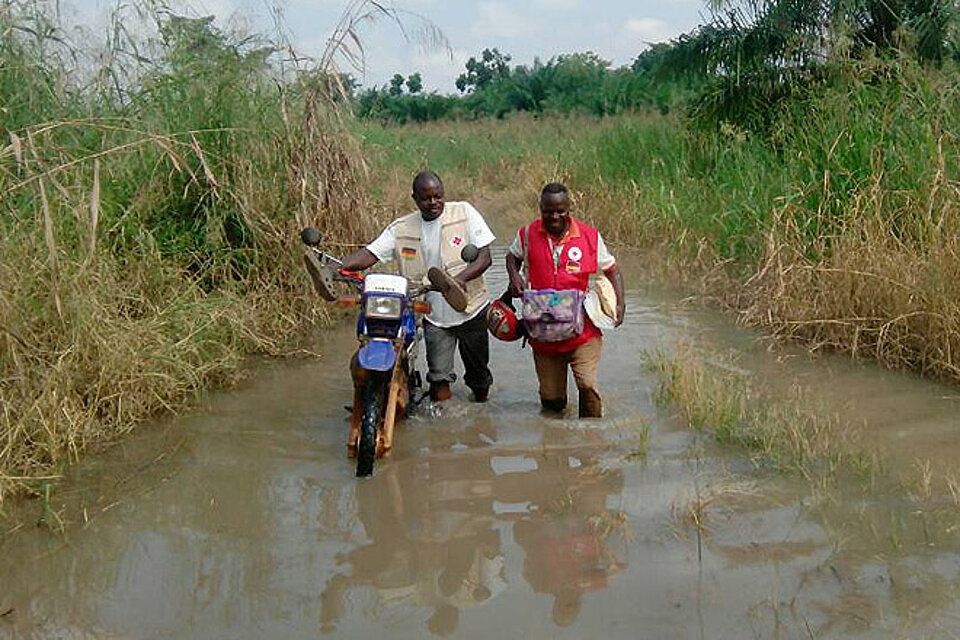 Zwei Mitarbeiter des Togolesischen Roten Kreuzes im Überschwemmungsgebiet
