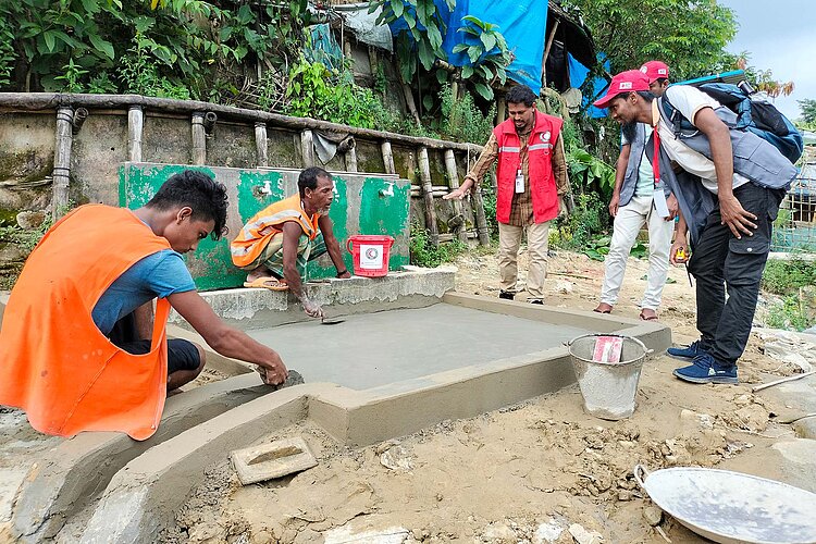 Arbeiter bei Betonarbeiten an Wasserstelle