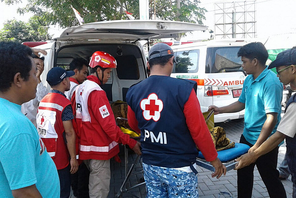 Helfer vom Indonesischen Roten Kreuz bergen Verletzten