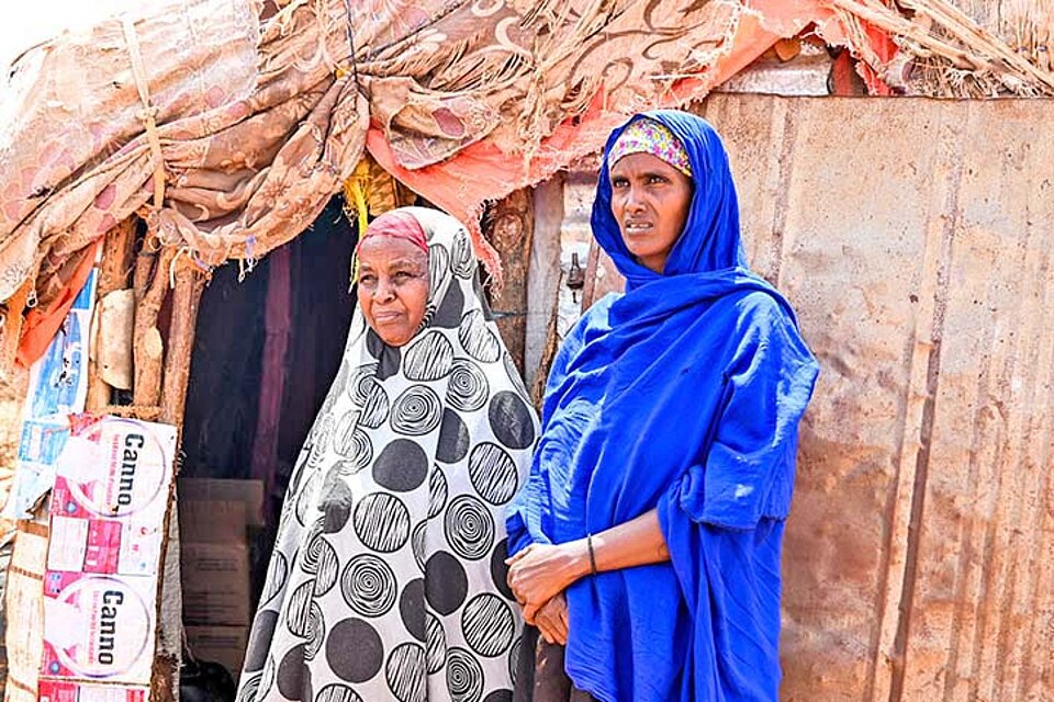 Zwei Frauen vor somalischer Behausung