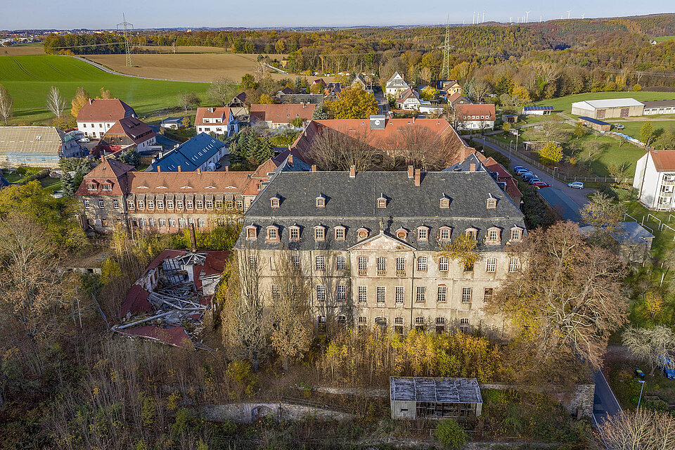 Blick von erhöhtem Standpunkt auf Schloss Neusorge