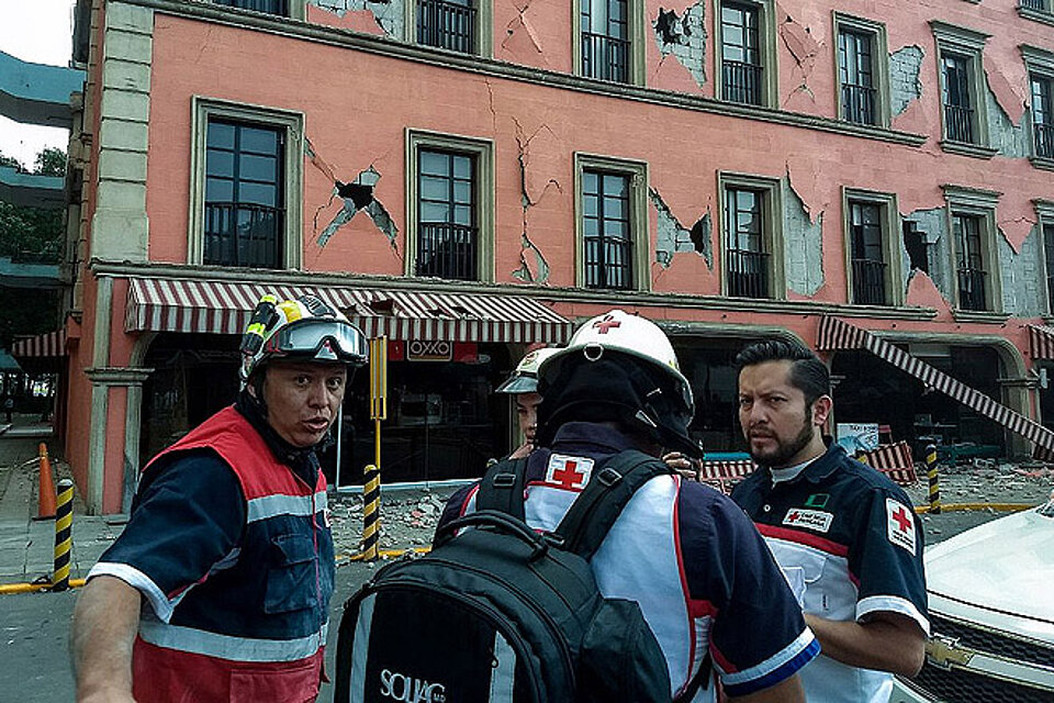 Helfer des Mexikanischen Roten Kreuzes nach dem Erdbeben im Einsatz