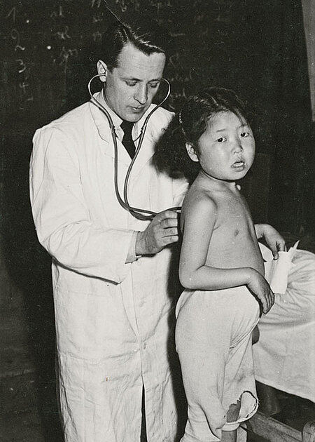 Foto: Ein deutscher Arzt untersucht koreanisches Mädchen.