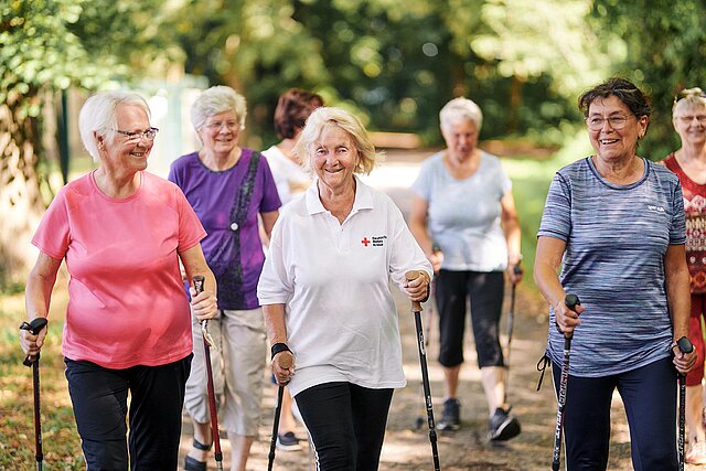Seniorinnen beim Nordic Walken im Freien