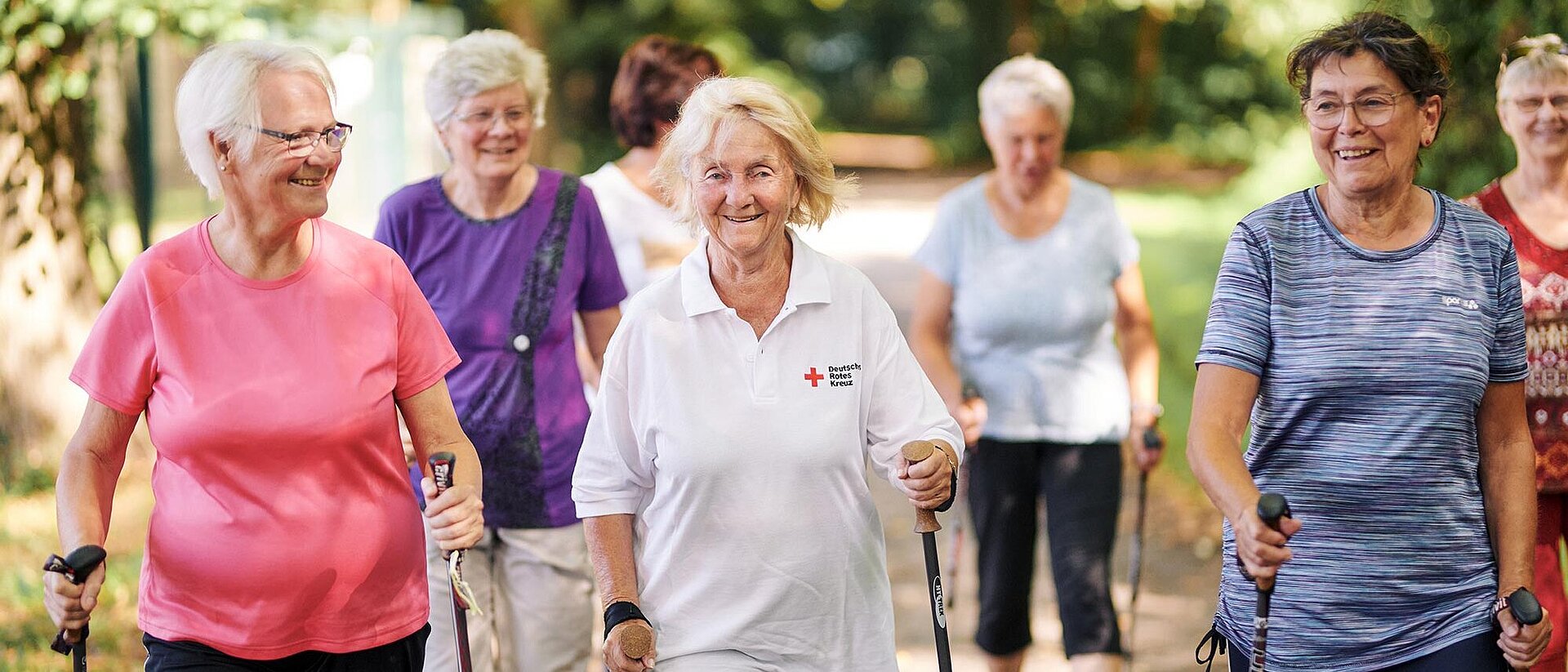 Seniorinnen beim Nordic Walken im Freien