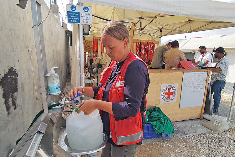 Rotkreuz-Mitarbeiterin an Wasserstelle im Feldkrankenhaus in Rafah 