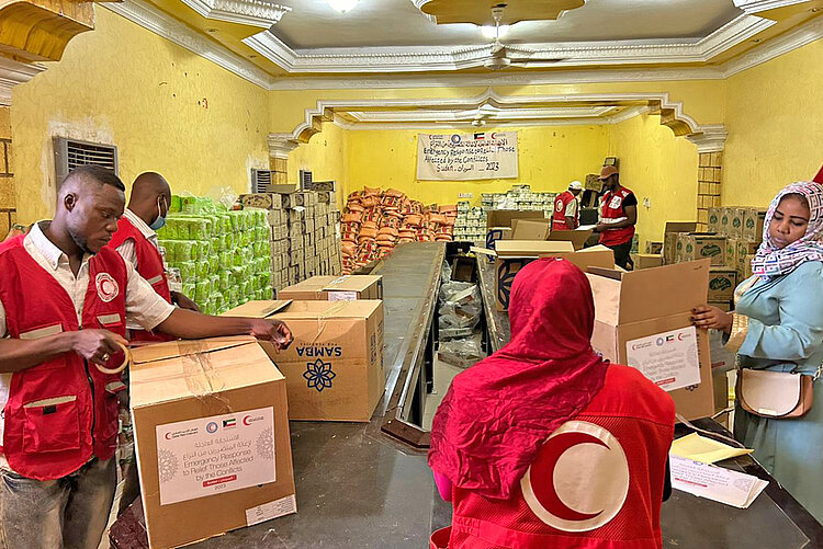 Sudanesischer Roter Halbmond stellt Hilfsgüter bereit 