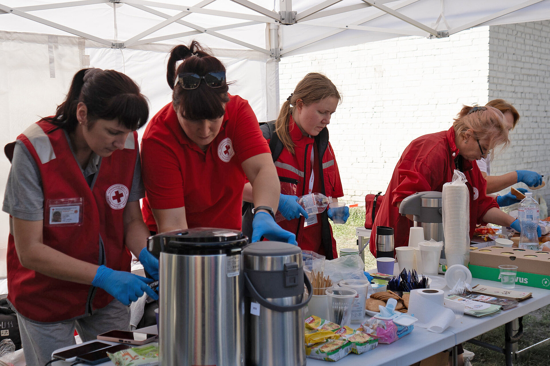 Essensausgabe ides Roten Kreuzes n der Ukraine 