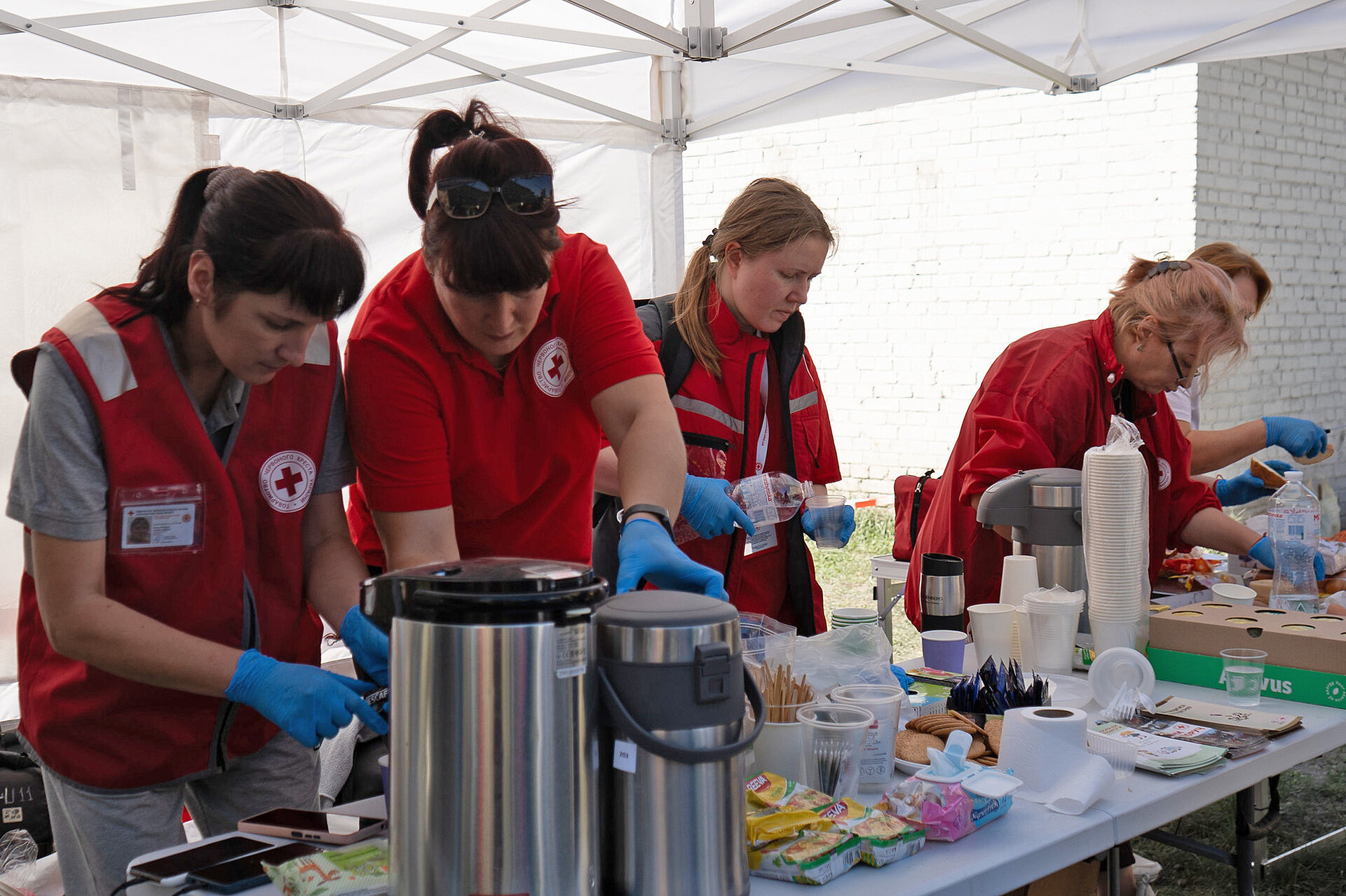 Essensausgabe ides Roten Kreuzes n der Ukraine 