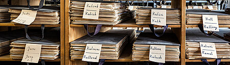 Foto: Regale mit alten Dokumenten beim DRK-Suchdienst 