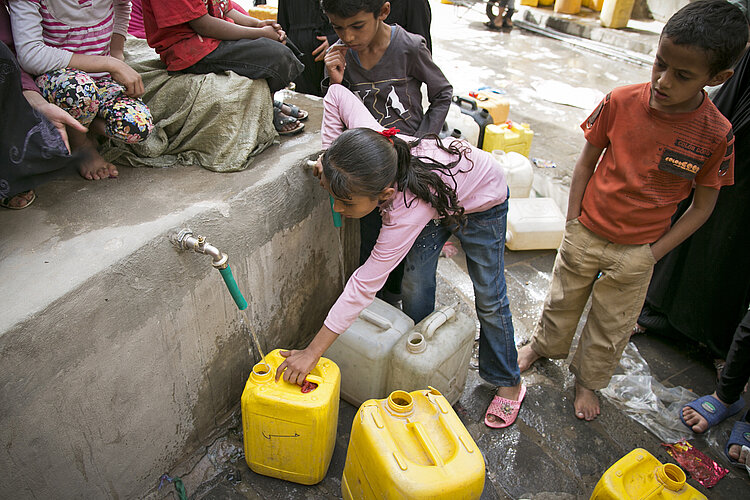 Kinder an einer Wasserstelle im Jemen