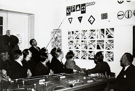 Theorieunterricht in der "Versehrten-Fahrschule des Deutschen Roten Kreuzes" (Rotkreuz-Museum Berlin e.V.)
