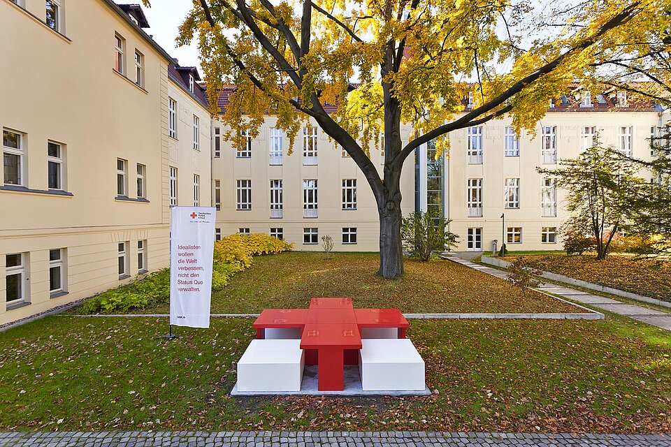 Innenhof des DRK-Generalsekretariats mit Heidener Friedenstisch in Rotkreuz-Form