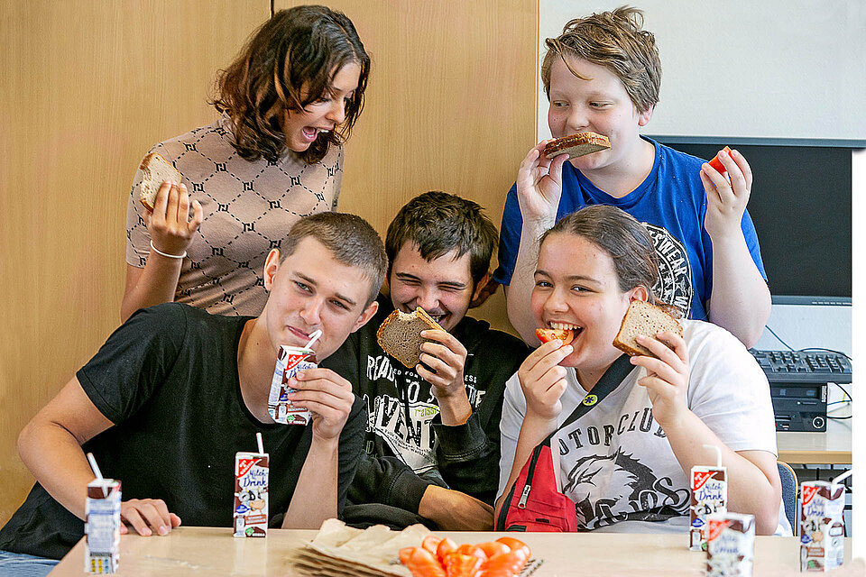 Jugendliche machen Spaß beim Essen