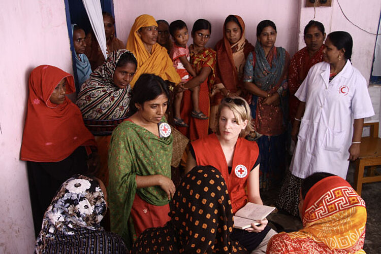 Rote Kreuz Helferinnen sprechen mit anderen Frauen