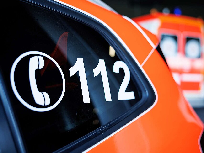 Notrufnummer 112 auf einem Rettungsfahrzeug