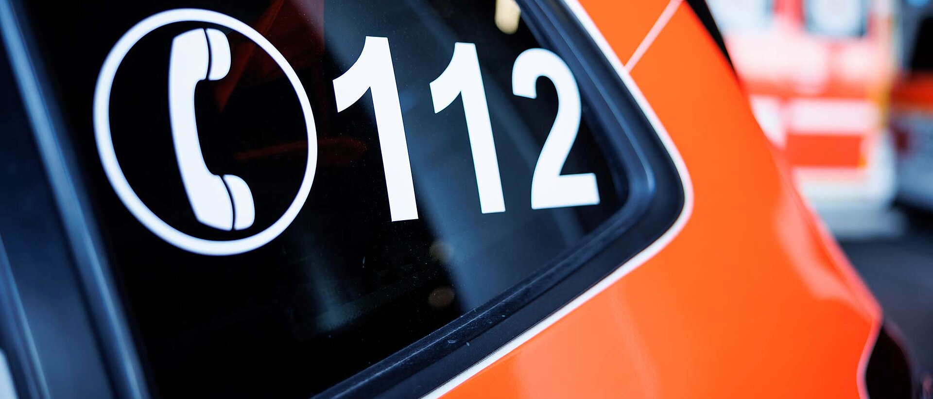 Rettungsdienst Notrufnummer 112 auf einem Rettungsfahrzeug