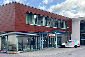Ansicht eines Gebäudes der Blutspendezentrale in Lütjensee