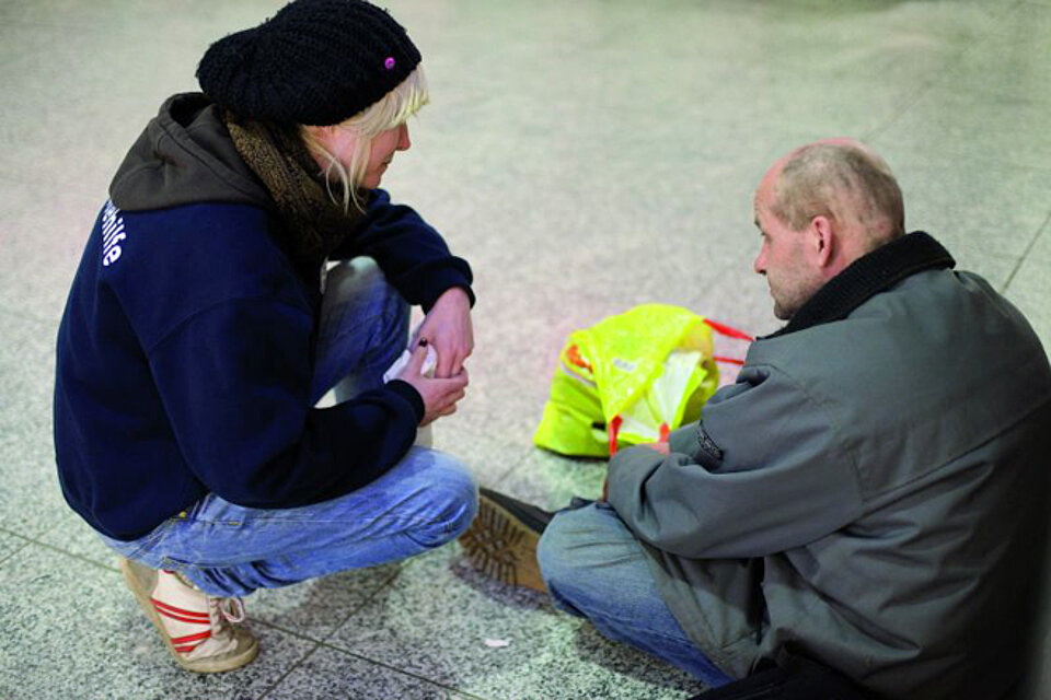 Nichtsesshafte, Wohnungslose, Kältehilfe, DRK, Deutsches Rotes Kreuz DRK, Einsatzbereiche / Aktivitaeten / Leistungen / Aufgaben, Sozialarbeit, Wohnungslosigkeit / Obdachlosigkeit, Obdachloser, Obdachlose, Hilfe, Unterstützung