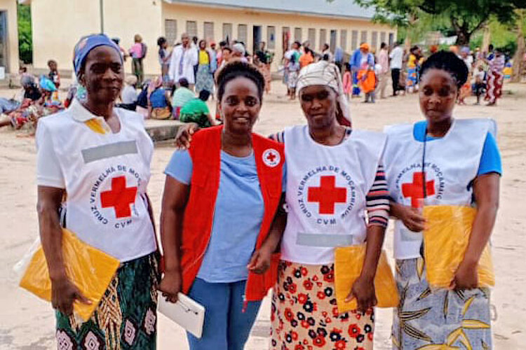 Freiwillige Frauengruppe mit Rotkreuzwesten