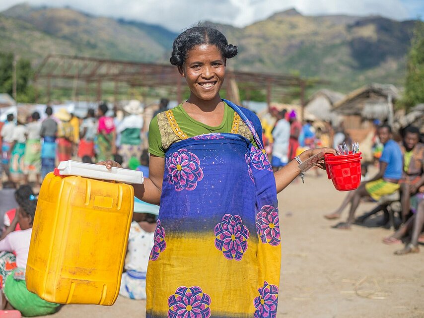 Frau mit Wasserkanister in Madagaskar 